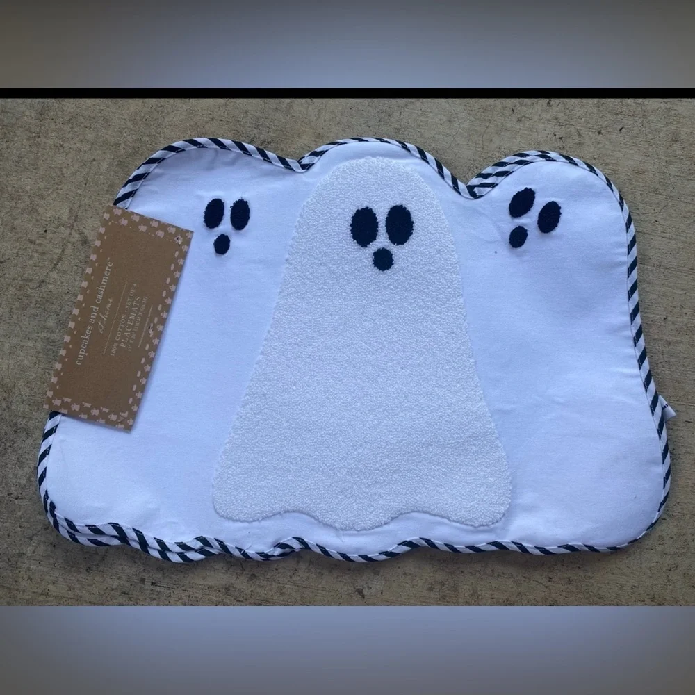 Cupcakes and Cashmere White Ghost Placemat set of 4 Brand new! adorable detail
